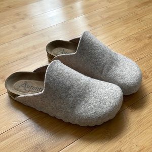 Wool Birkenstock-style clogs